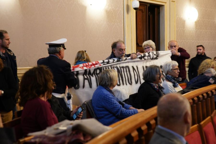 Livorno, protesta contro Leonardo durante la cerimonia per Gino Strada
