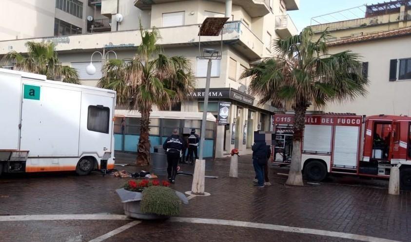 
	L'intervento dei vigili del fuoco e degli agenti della polizia municipale

