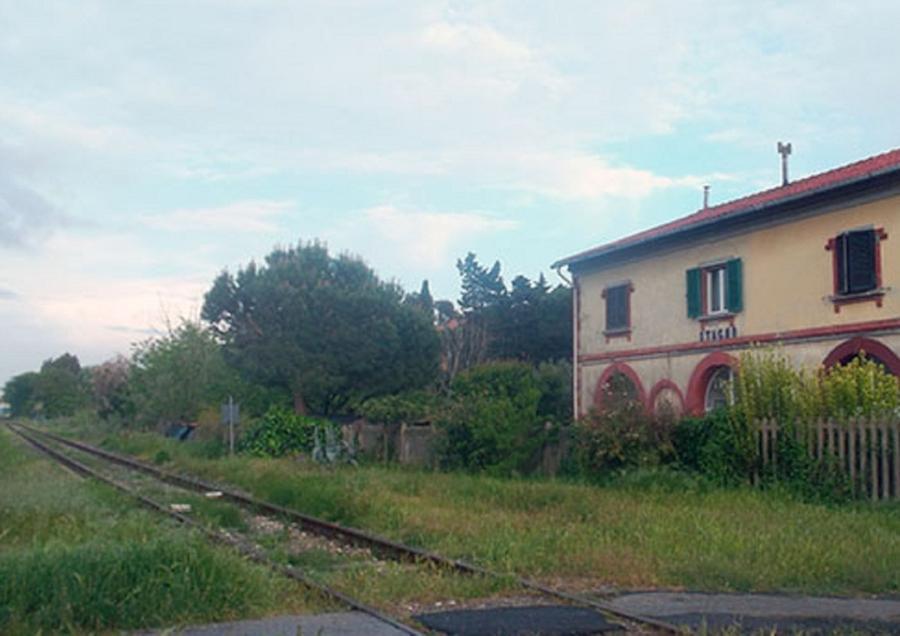 La vecchia stazione di Stagno lungo la Livorno-Collesalvetti