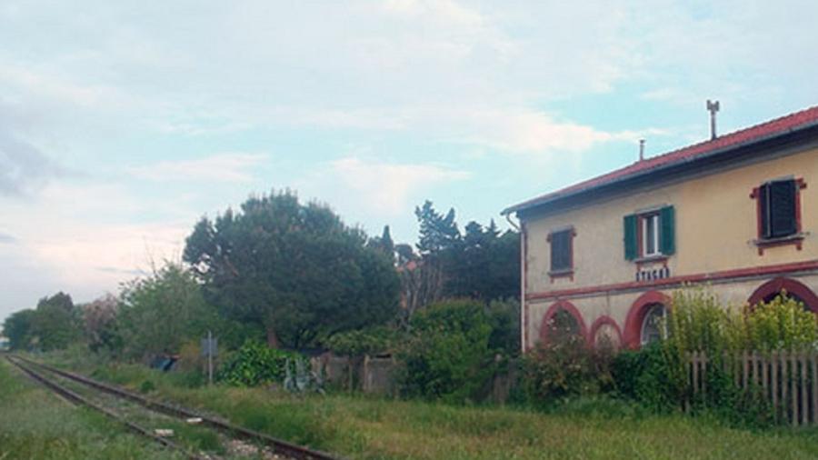 La vecchia stazione di Stagno lungo la Livorno-Collesalvetti