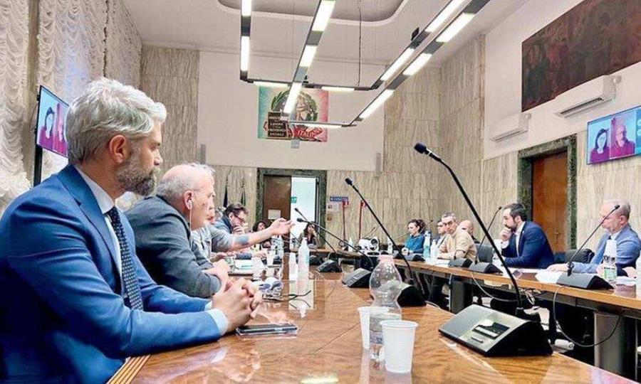 
	Nella foto il sindaco Ferrari e i sindacalisti al vertice di ieri pomeriggio al ministero del Lavoro

