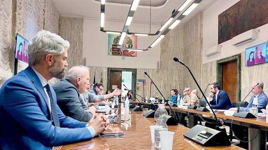 Nella foto il sindaco Ferrari e i sindacalisti al vertice di ieri pomeriggio al ministero del Lavoro