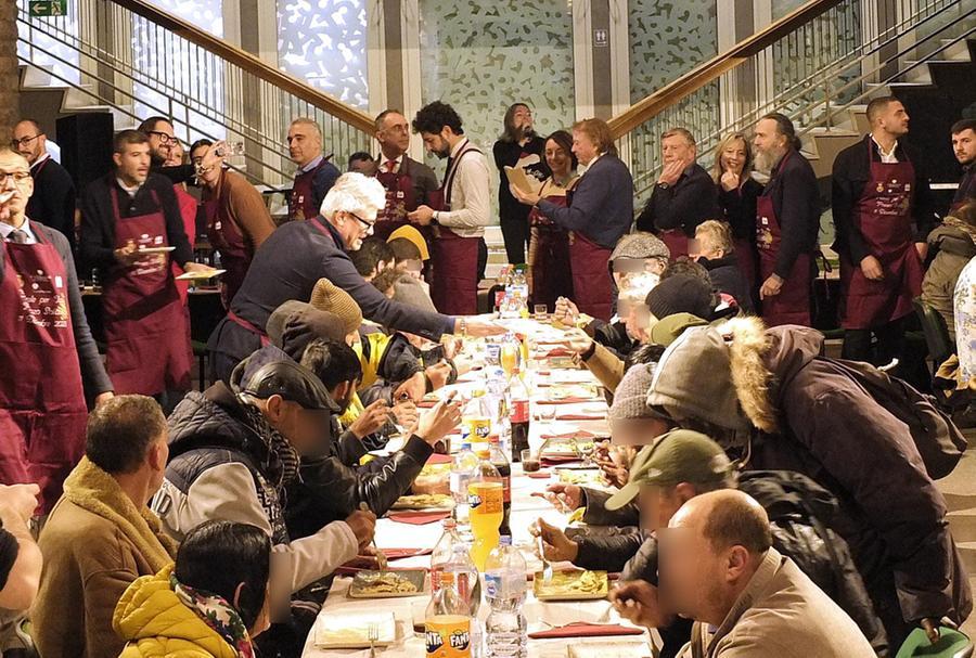 Pisa, pasto caldo per 120 persone speciali: "Natale per tutti" riempe pancia e cuore