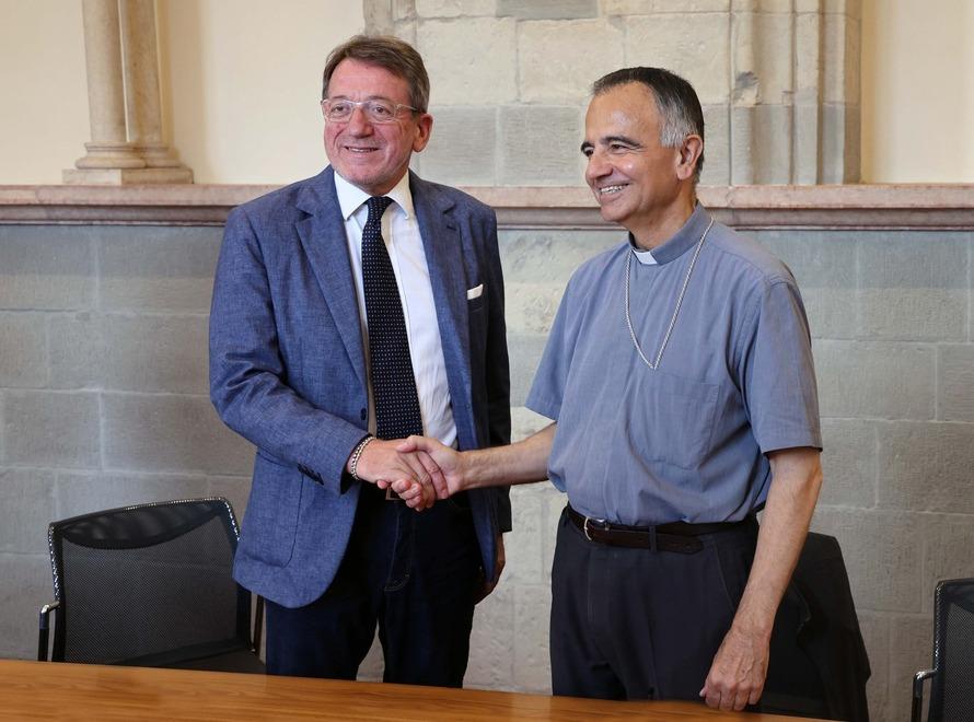 Modena, la solidarietà del sindaco al vescovo Castellucci: «Vittima di un attacco vergognoso»