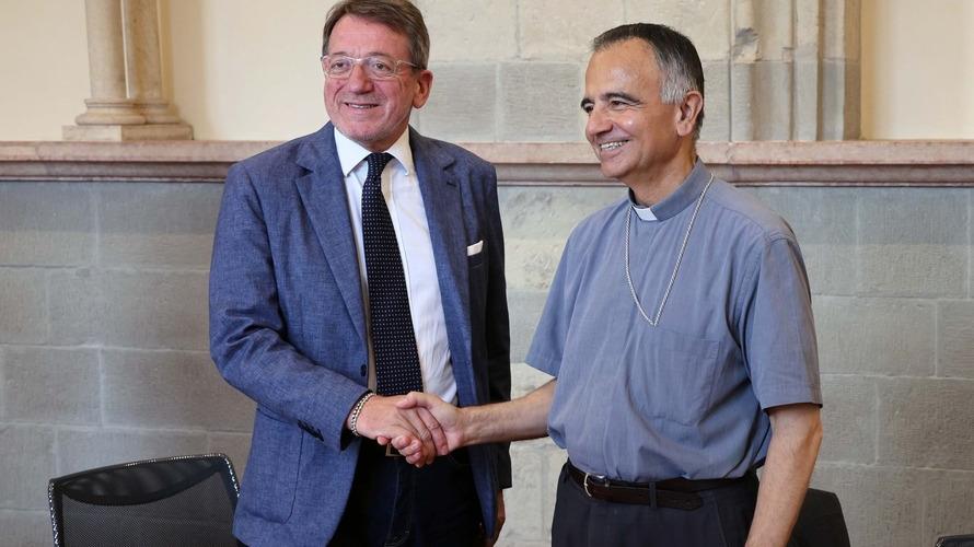 Modena, la solidarietà del sindaco al vescovo Castellucci: «Vittima di un attacco vergognoso»