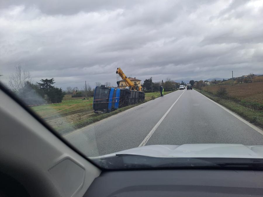 
	Il bus uscito fuori strada in localit&agrave; Botteghe a Fucecchio

