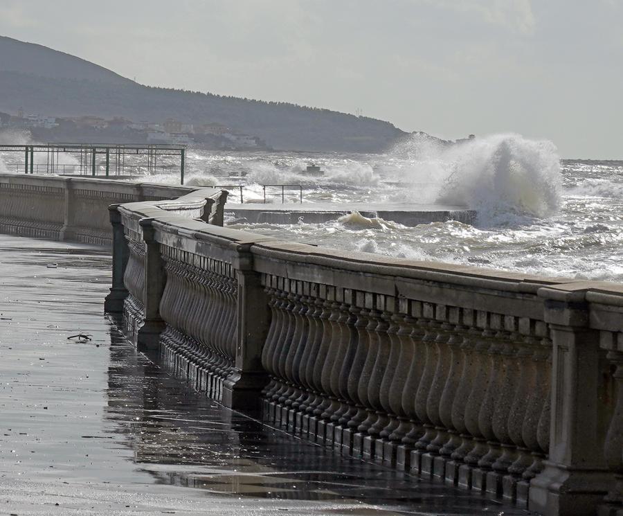 Livorno, vento e mareggiate: scatta il codice giallo