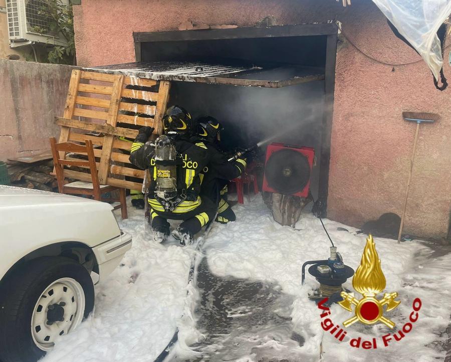 Olbia, incendio in un garage di via Leoncavallo: tre moto danneggiate