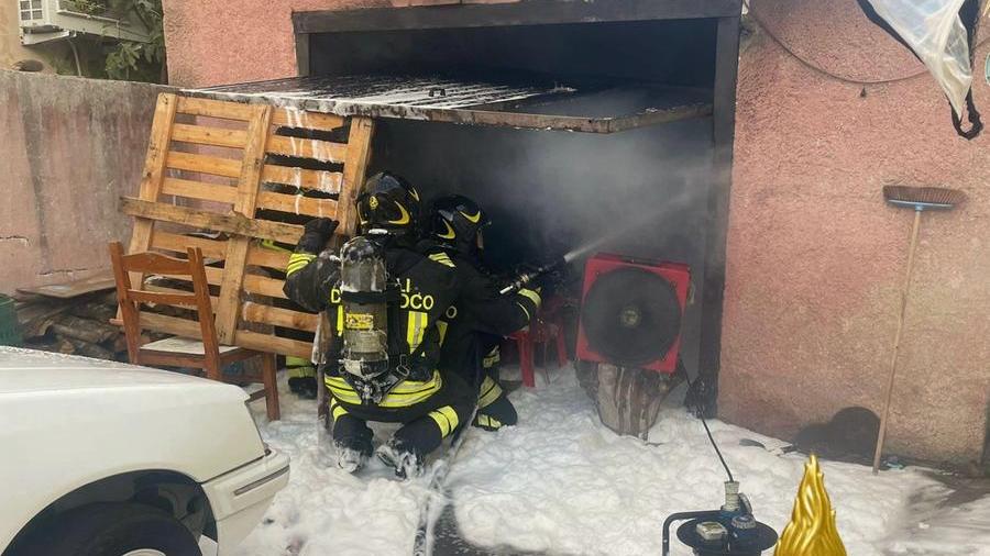 Olbia, incendio in un garage di via Leoncavallo: tre moto danneggiate