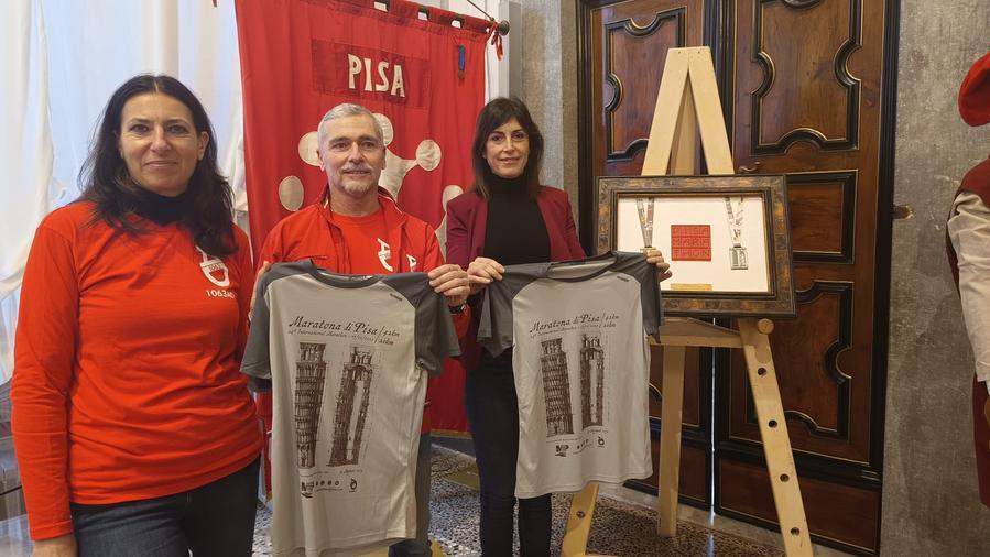 Si alza il sipario sulla XXIV Maratona di Pisa: 2700 al via sotto la Torre