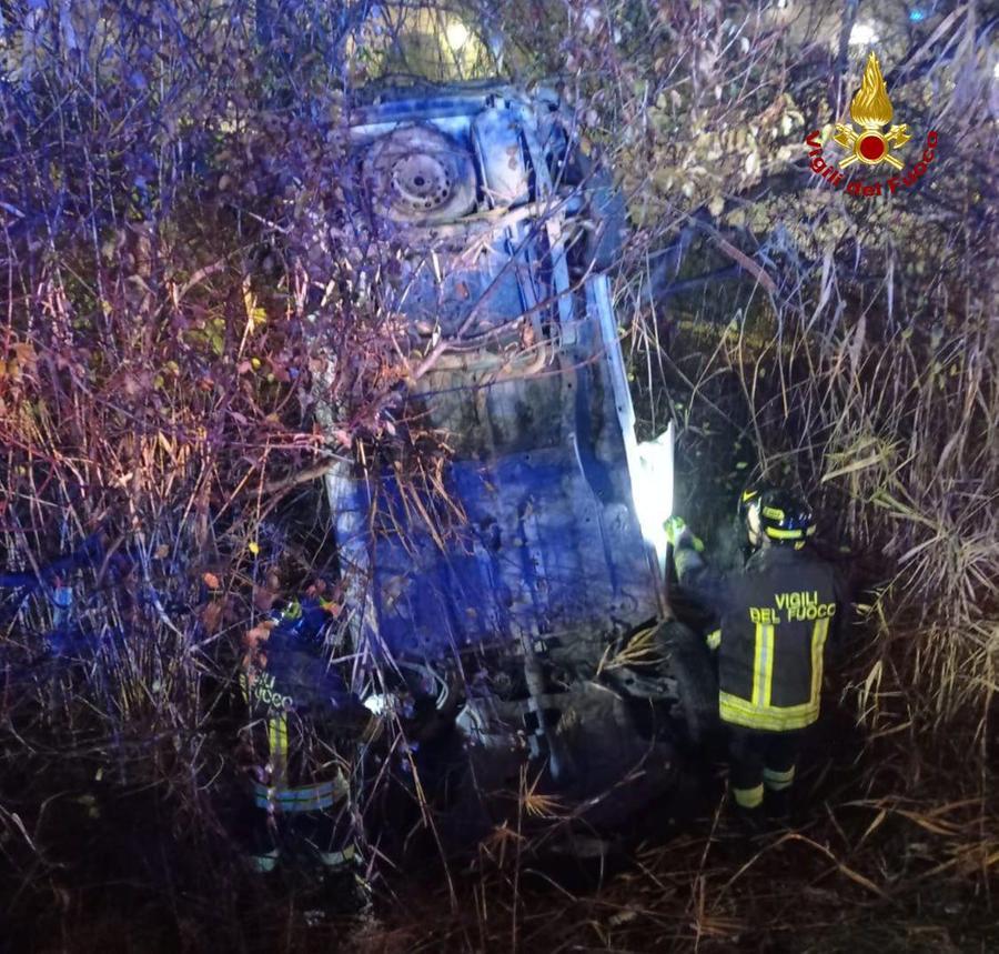 Reggio Emilia, ladro fugge su un’auto rubata e si schianta, poi commette un altro furto
