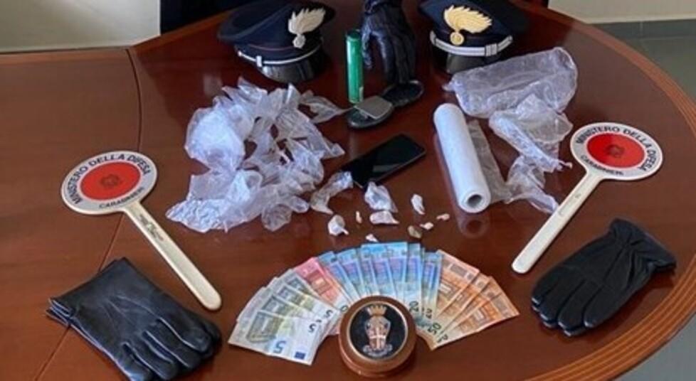 Il materiale rinvenuto dai militari nell’auto e in casa del 34enne