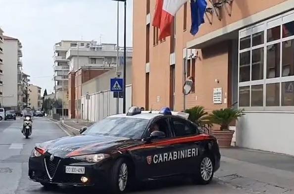 Evade dai domiciliari per comprare le sigarette
