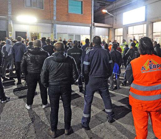 Lavoratori Jsw riuniti in assemblea (foto Paolo Barlettani)