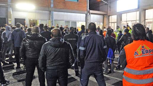 Lavoratori Jsw riuniti in assemblea (foto Paolo Barlettani)
