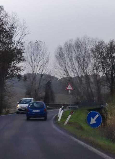 Il tratto di viabilità al ponte dell’Artino tra i territori di Volterra e Lajatico