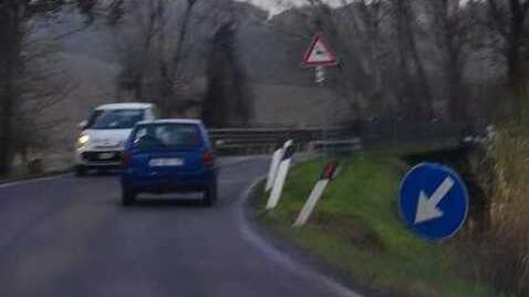 Il tratto di viabilità al ponte dell’Artino tra i territori di Volterra e Lajatico