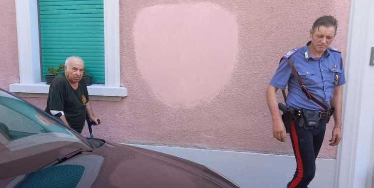 A sinistra Pasquale Gilio segue un carabiniere in caserma dove verrà arrestato