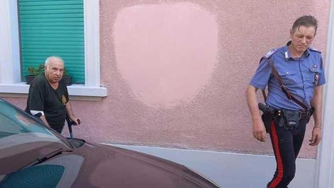 A sinistra Pasquale Gilio segue un carabiniere in caserma dove verrà arrestato