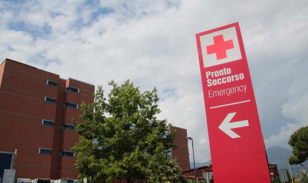 Pronto soccorso del Versilia, la denuncia: «In barella per 50 ore». La risposta dell’Asl
