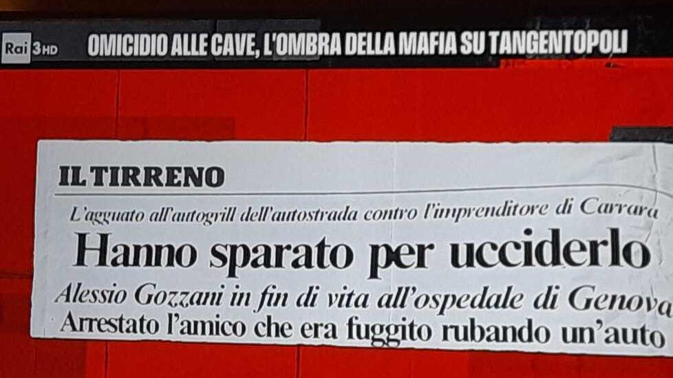 Un fermo immagine della trasmissione mentre manda in onda un vecchio articolo de Il Tirreno