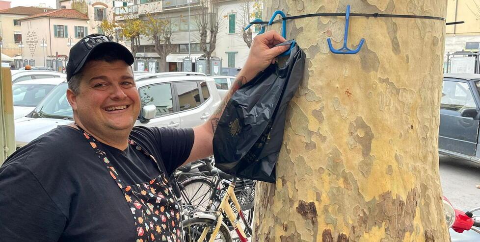 Michele Frolli 45enne titolare della macelleria di fronte all’albero dove appende la carne da poter prendere (foto Giorgio)