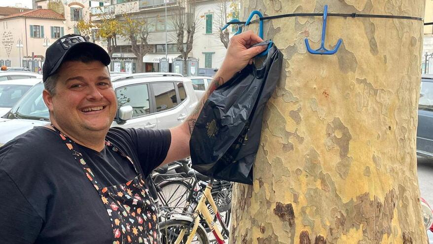 Michele Frolli 45enne titolare della macelleria di fronte all’albero dove appende la carne da poter prendere (foto Giorgio)