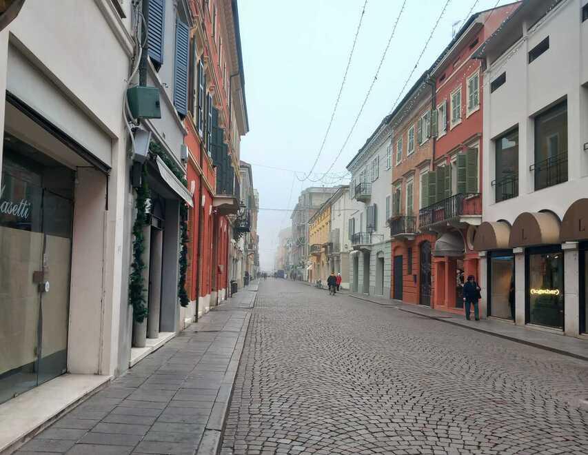 Crisi del commercio in centro storico a Guastalla: «Via Gonzaga va rilanciata»