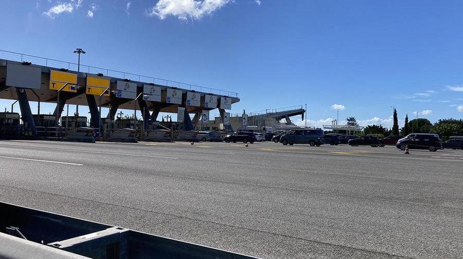 Il casello autostradale di Rosignano (foto d'archivio)