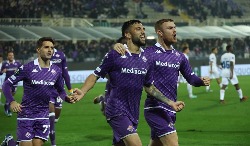 Nico Gonzalez esulta insieme a Lucas Beltran dopo un gol in coppa