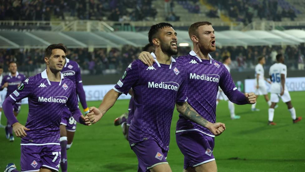 Nico Gonzalez esulta insieme a Lucas Beltran dopo un gol in coppa