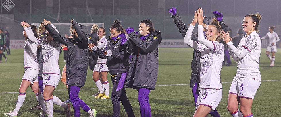 L’esultanza delle giocatrici viola dopo la vittoria col Sassuolo