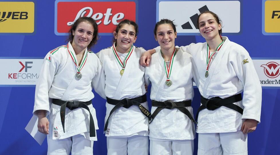 Anita Cantini (la prima da sinistra) sul podio del Campionato Italiano A1