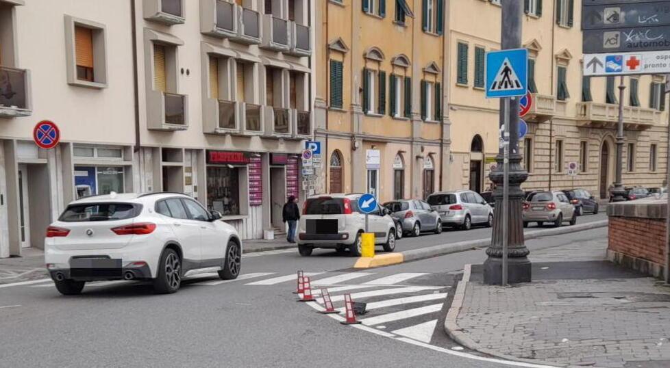 Traffico sui lungarni a Pisa: code, proteste e disagi. «Ma la sperimentazione continua»<br>
