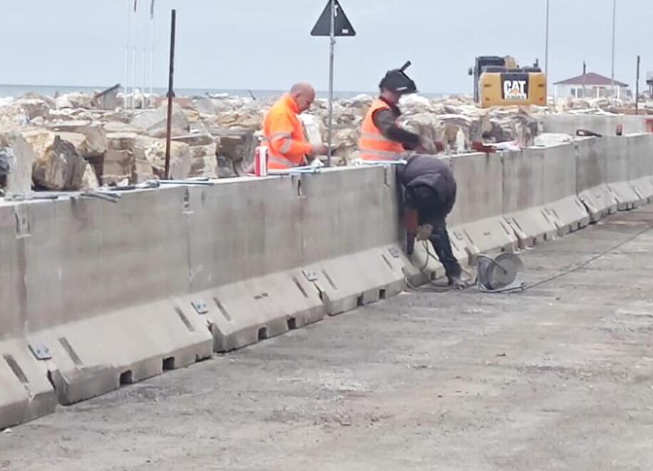 Marina di Pisa, riposizionati i new jersey: ora sarà demolito lo scivolo di alaggio<br>
