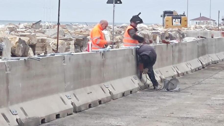 Marina di Pisa, riposizionati i new jersey: ora sarà demolito lo scivolo di alaggio<br>