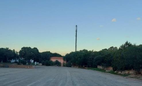 
	L'antenna telefonica vista dal parcheggio di Porto Cervo sud

