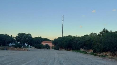 
	L&#39;antenna telefonica vista dal parcheggio di Porto Cervo sud

