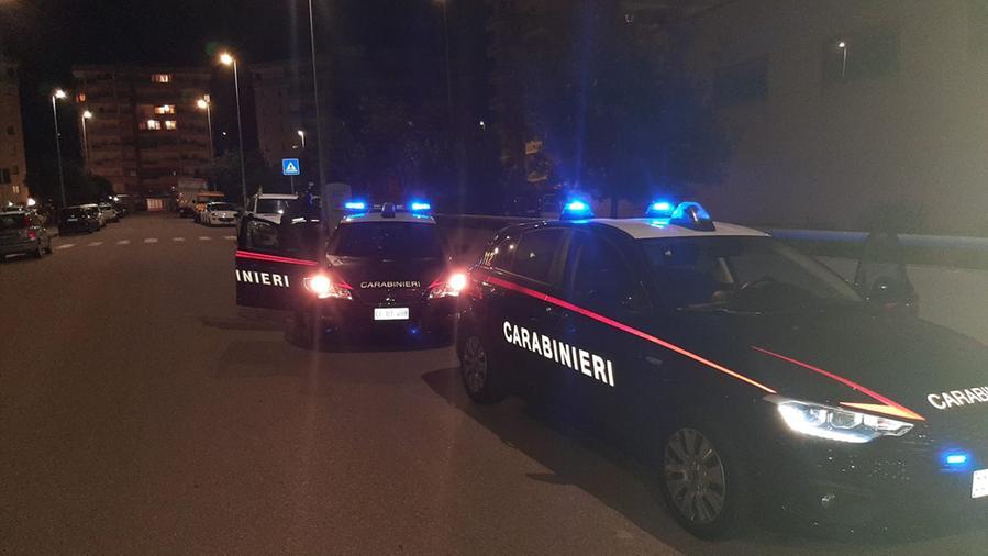 I carabinieri lo fermano in strada con la marijuana e durante la perquisizione a casa sorprendono i genitori a fumare uno spinello