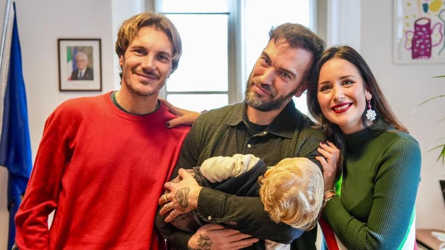 
	Nino e Pierfilippo con il figlio Noah insieme alla sindaca Isabella Conti


