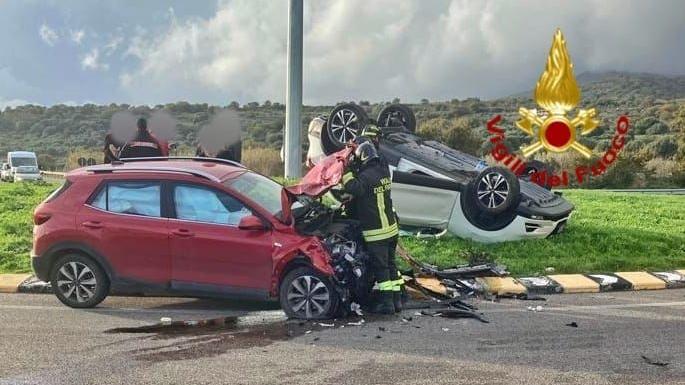 Violento scontro in rotatoria: auto ribaltata, ferite coppia di Bortigali e una donna di Sassari