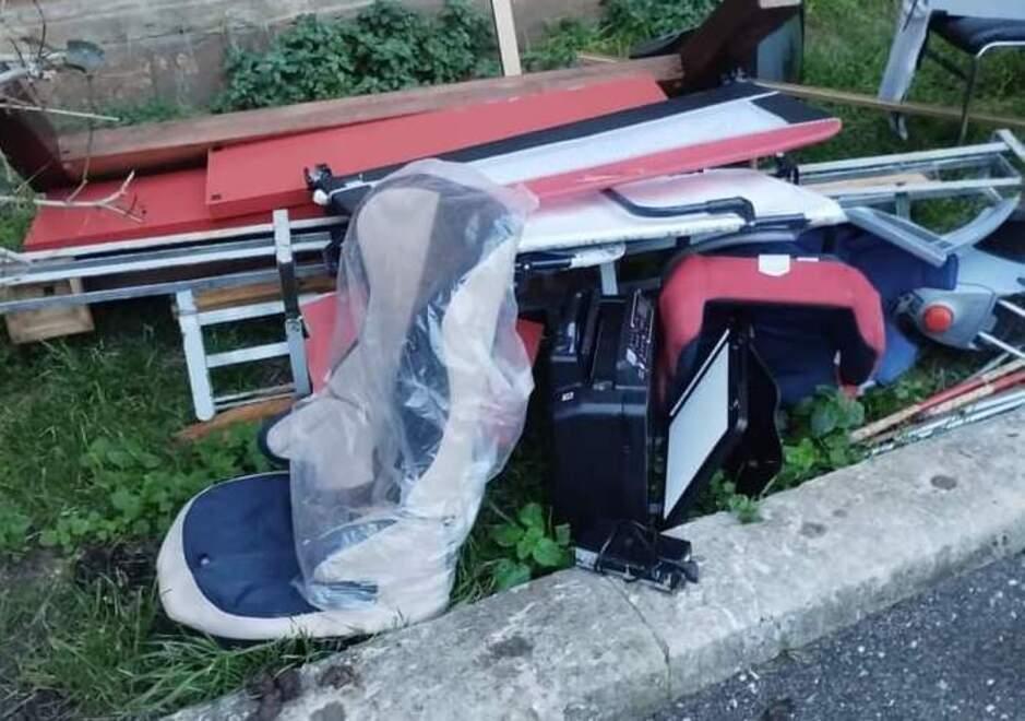 Livorno, catasta di rifiuti davanti alle scuole Benci