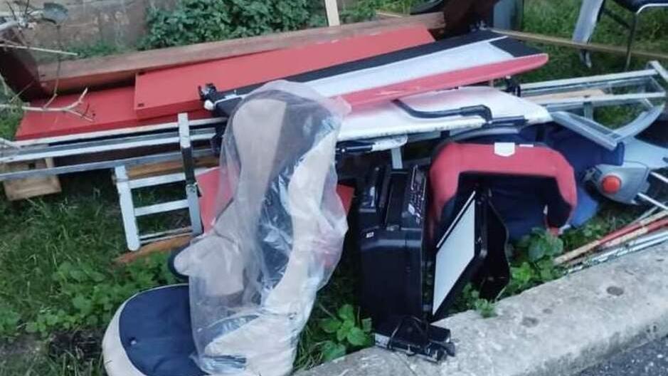 Livorno, catasta di rifiuti davanti alle scuole Benci