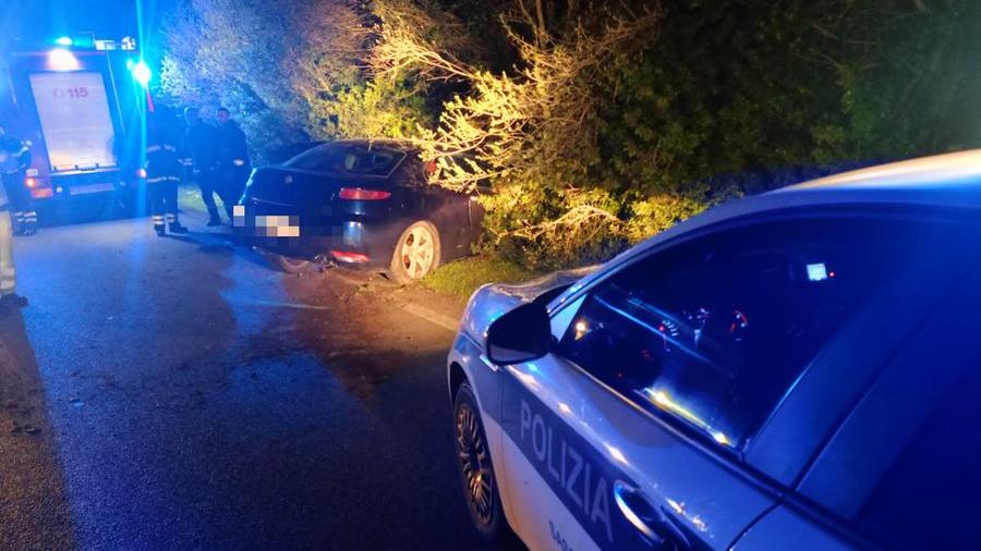 L'auto uscita fuori strada sulla provinciale 15