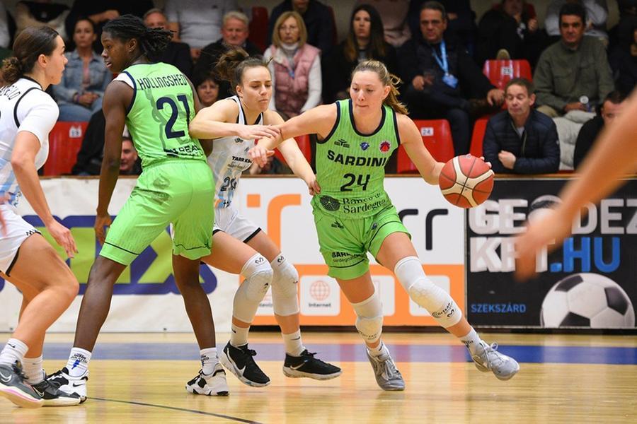 La guardia americana <strong>Ashley Joens</strong> in azione insieme alla lunga portoricana<strong> Mya Hollingshed</strong>