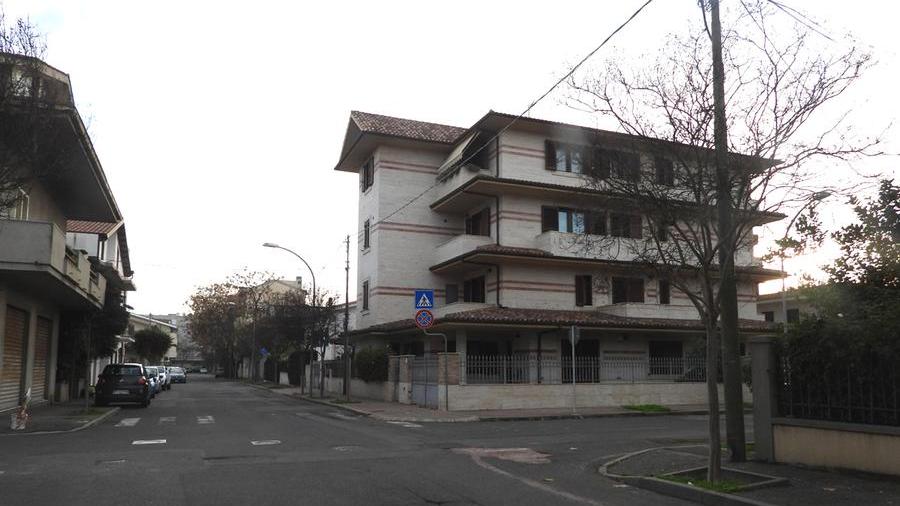 La palazzina di via Tazzoli ieri