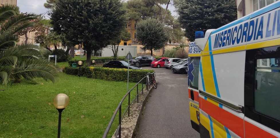 Livorno, la segnalazione: «All’ospedale c’è il caos e per le ambulanze la sosta è impossibile»