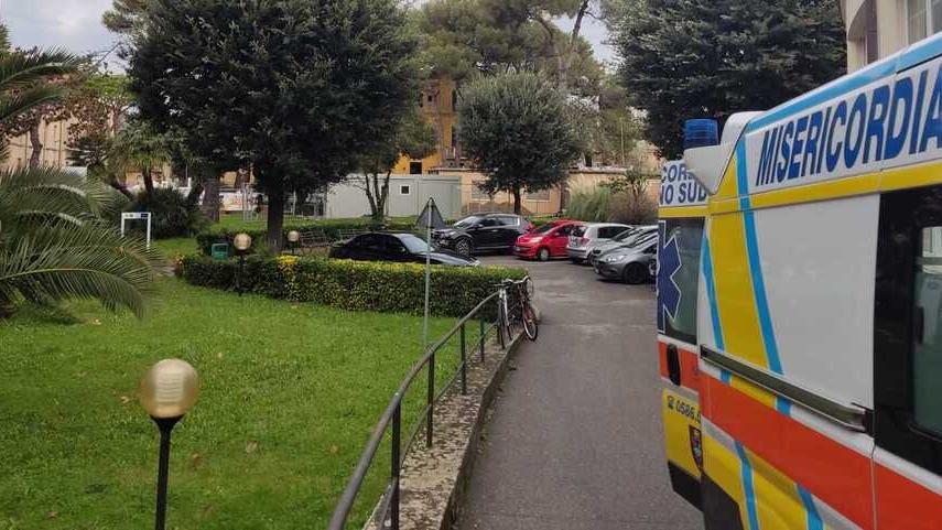 Livorno, la segnalazione: «All’ospedale c’è il caos e per le ambulanze la sosta è impossibile»