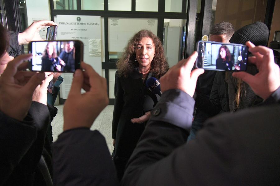 
	L'avvocata Antonella Cuccureddu risponde alle domande dei giornalisti dopo l'udienza<em>&nbsp;</em>a Tempio<em> (foto Vanna Sanna)</em>

