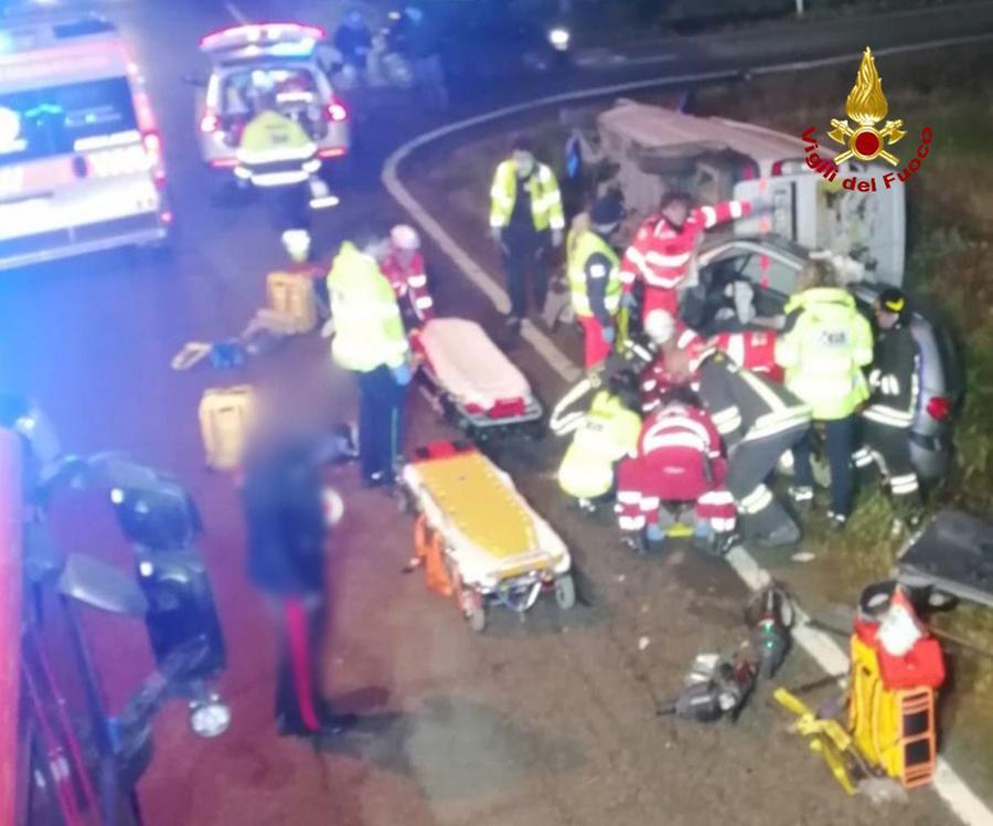 Grave incidente a Cadelbosco Sopra: auto e furgone finiscono nel canale